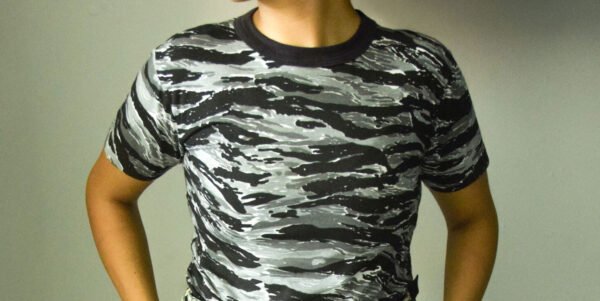 PLAYERA CAMUFLAJEADA NEGRO/GRIS