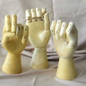 FIGURA DE MANOS DE MADERA