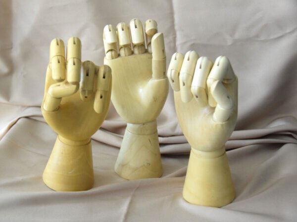 FIGURA DE MANOS DE MADERA
